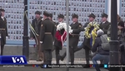 Në njëvjetorin e luftës, Ukraina nderon të rënët dhe premton qëndresë ndaj Rusisë
