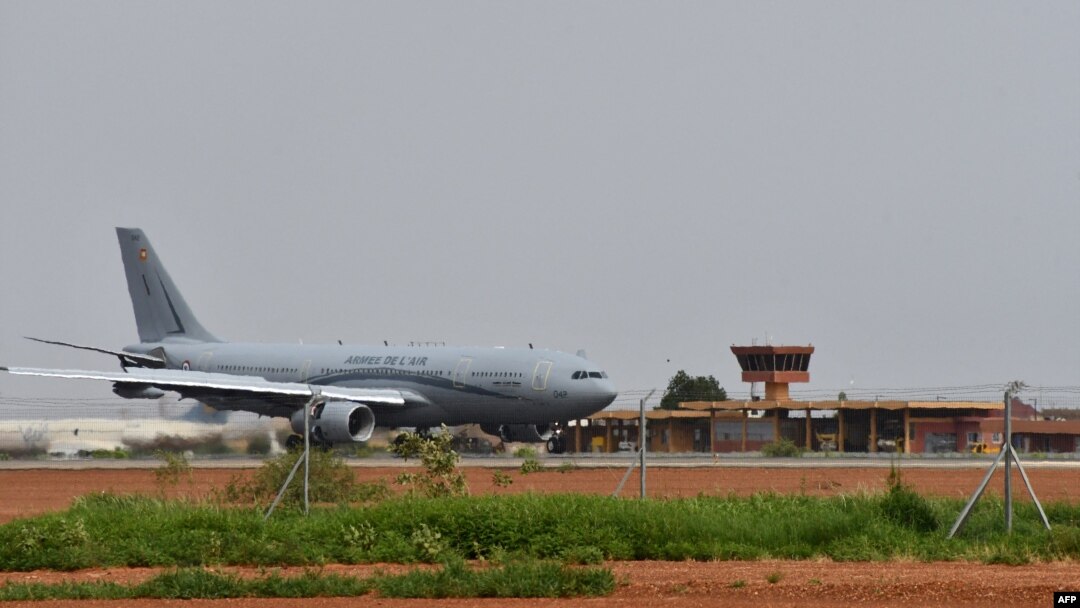 Francuski vojni avion na aerodromu Diori-Hamani u Nijameju u Nigeru na fotografiji koju je 1. avgusta objavio generalštab francuske vojske. Lideri puča objavili su u nedelju da zatvaraju vazdušni prostor zemlje.