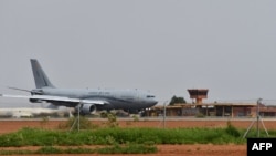 Francuski vojni avion na aerodromu Diori-Hamani u Nijameju u Nigeru na fotografiji koju je 1. avgusta objavio generalštab francuske vojske. Lideri puča objavili su u nedelju da zatvaraju vazdušni prostor zemlje.