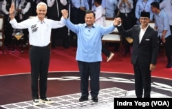 Debat Pertama Capres 2024 yang diadakan oleh Komisi Pemilihan Umum RI (KPU RI) menghadirkan ketiga calon presiden yakni Ganjar Pranowo, Prabowo Subianto dan Anies Baswedan pada Selasa (12/12) di Jakarta. (VOA/Indra Yoga)