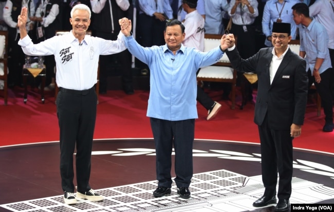 Debat Pertama Capres 2024 yang diadakan oleh Komisi Pemilihan Umum RI (KPU RI) menghadirkan ketiga calon presiden yakni Ganjar Pranowo, Prabowo Subianto dan Anies Baswedan pada Selasa (12/12) di Jakarta. (VOA/Indra Yoga)