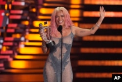 Karol G acepta el premio a la mejor colaboración por "TQG" durante los MTV Video Music Awards el martes 12 de septiembre de 2023 en el Prudential Center en Newark, Nueva Jersey (Foto de Charles Sykes/Invision/AP)