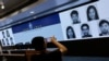 香港当局在记者会上公布被通缉的五名活动人士的照片资料。（2023年12月14日）