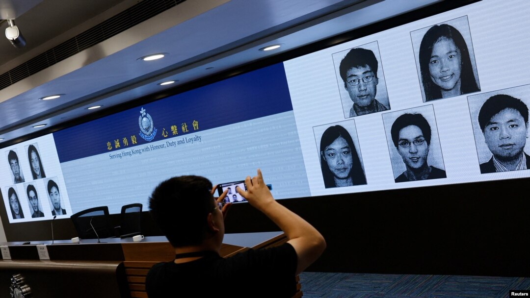 香港当局在记者会上公布被通缉的五名活动人士的照片资料。（2023年12月14日）