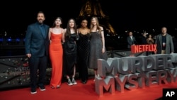 Dari kiri: Adam Sandler, Sunny Sandler, Sadie Madison Sandler, tamu dan Jackie Sandler pada pemutaran perdana film Netflix "Murder Mystery 2," di Pont Debilly, Paris, Kamis, 16 Maret 2023. (AP/Lewis Joly)