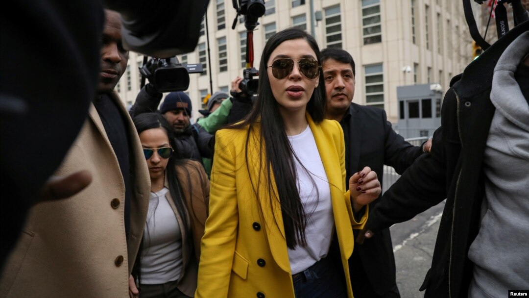 Emma Coronel Aispuro, esposa del narcotraficante mexicano Joaquín "El CHapo" Guzmán Loera, sale del Tribunal Federal de Brooklyn durante el juicio de Guzmán en el distrito de Brooklyn de Nueva York, EEUU, el 11 de febrero de 2019.
