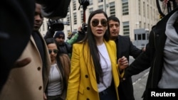 Emma Coronel Aispuro, esposa del narcotraficante mexicano Joaquín "El CHapo" Guzmán Loera, sale del Tribunal Federal de Brooklyn durante el juicio de Guzmán en el distrito de Brooklyn de Nueva York, EEUU, el 11 de febrero de 2019.