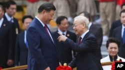 越南共产党总书记阮富仲在越南首都河内的主席府为到访的中国国家主席习近平举行欢迎仪式。（2023年12月12日）
