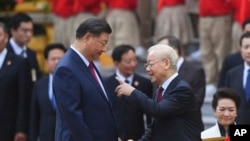2023年12月12日，中国国家主席习近平和越共总书记阮富仲在河内总统府出席欢迎仪式。（美联社照片）
