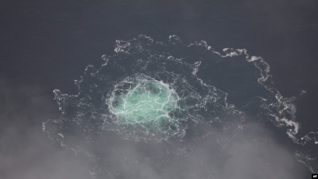資料照 - 從這張瑞典海岸警衛隊提供的2022年9月28號拍攝的照片可以看到，北溪2號天然氣輸氣管道出現泄漏。瑞典調查人員在波羅的海北溪1號和北溪2號兩條輸氣管道被炸附近發現殘留爆炸物，證明輸氣管道遭到「嚴重破壞」。