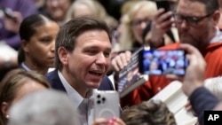 ARHIVA - Guverner Floride, Ron DeSantis, pozdravlja ljude tokom događaja u Davenportu, u Ajovi, 10. marta 2023.