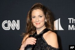 Aktris Drew Barrymore saat menghadiri acara karpet merah untuk penghargaan tahunan Mark Twain di Washington, D.C. (dok: AP Photo/Kevin Wolf)