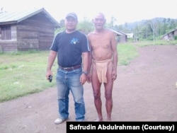 Antropolog Universitas Khairun, Ternate, Maluku Utara, Safrudin Abdulrahman (kiri) bersama seorang tetua komunitas penghuni hutan Tutuling. (Foto: Dok Safrudin Abdulrahman)