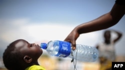 콩고민주공화국 키부 주 북부에서 어린이가 어머니로부터 물을 받아 마시고 있다. (자료사진)