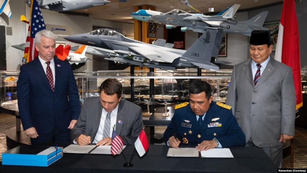 Menhan RI Prabowo Subianto menyaksikan penandatanganan MOU yang merupakan komitmen pembelian 24 unit pesawat tempur F-15EX baru dari Amerika. (Foto: Courtesy/Kemenhan)