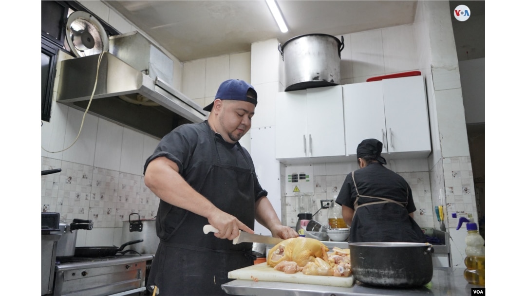 Leonardo Amaya es un cocinero venezolano que vive en Cúcuta, Colombia.