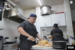 Leonardo Amaya es un cocinero venezolano que vive en Cúcuta, Colombia.