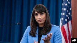 “Українці використовують касетні боєприпаси на полі бою відповідально, вони відстежують локації снарядів”, – заявили в Пентагоні. Фото: AP, на фото заступниця прессекретаря Пентагону Сабріна Сінгх