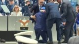 Biden mezuniyet töreni sırasında sahnede düştü