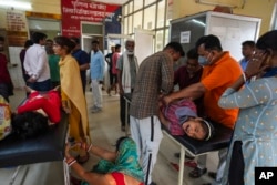 FILE - Rumah sakit distrik di Ballia, negara bagian Uttar Pradesh, India, dipadati pasien yang menderita akibat udara panas, 20 Juni 2023. (AP/Rajesh Kumar Singh)