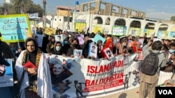 Participants in the long march protesting forced disappearances and killings of Baloch made a stop in Dera Ismail Khan, Dec. 20, 2023. (Adnan Bittani/VOA)
