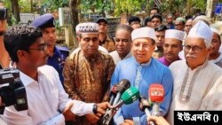 সিলেটের হযরত শাহজালাল (রহ.) এর মাজার জিয়ারতের পর সাংবাদিকদের সাথে কথা বলছেন বাংলাদেশের পুলিশ মহাপরিদর্শক (আইজিপি) চৌধুরী আবদুল্লাহ আল-মামুন। ২৮ এপ্রিল, ২০২৩। 