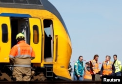 Raja Willem-Alexander dari Belanda memeriksa kerusakan di lokasi kecelakaan kereta penumpang di Voorschoten, Belanda 4 April 2023. (REUTERS/Piroschka Van De Wouw)