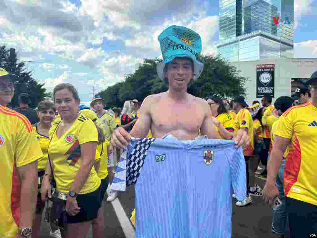 Uruguayo posa con camiseta de su equipo.