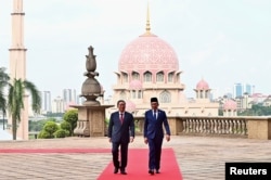 Perdana Menteri China Li Qiang berjalan bersama Perdana Menteri Malaysia Anwar Ibrahim di Putrajaya, Malaysia, 19 Juni 2024. (Azali Ariffin /Departemen Penerangan Malaysia/ Handout via REUTERS)