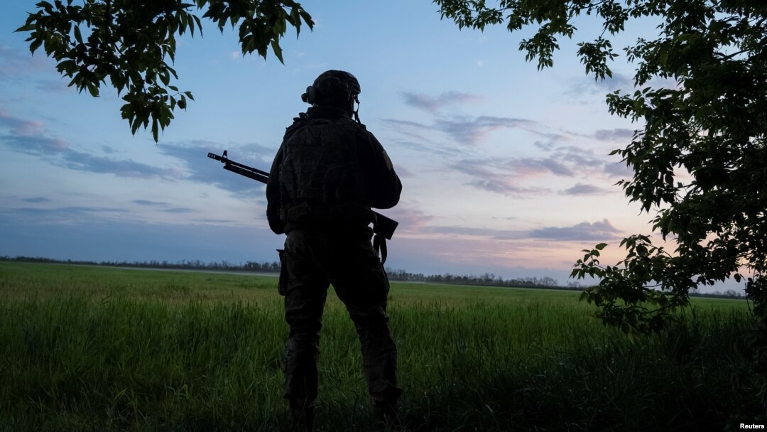 Украински војник чува област во близина на градот Вовчанск во регионот Харков, Украина, 19 мај 2024 година