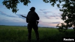 Украински војник чува област во близина на градот Вовчанск во регионот Харков, Украина, 19 мај 2024 година
