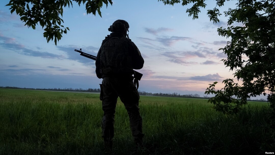 Украински војник стражари во близина на градот Вовчанск, во регионот на Харков, мај 19, 2024