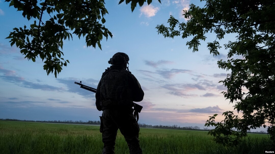 Ukrajinski vojnik 92. zasebne jurišne brigade čuva područje u blizini grada Vovčansk u oblasti Harkov, Ukrajina, 19. maja 2024.