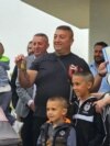 Sedmočlana porodica Ilić sa ključevima od novog stana i gradonačelnica Gračanice Ljiljana Šubarić. 