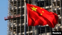 中國國旗在北京一處正在施工的樓盤前飄揚。（2013年11月4日）