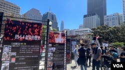 5月26日，中國民主教育基金會和人道中國在舊金山中國城花園角舉辦六四文獻展，很多舊金山居民在看展覽。（美國之音周星辰拍攝）