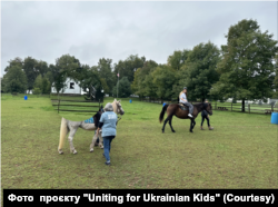Діти з України під час кінних прогулянок у США
