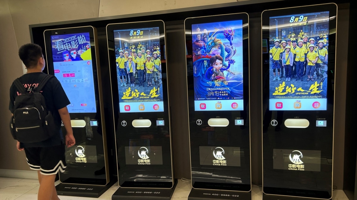 中国电影迎寒冬? 暑期档票房腰斩恐折射观众“兜里钱少”困境