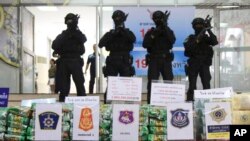 Polisi Thailand berdiri di depan paket sabu yang dipajang saat konferensi pers di Narcotics Suppression Bureau di Bangkok, Thailand, 15 Juli 2019. (Foto: AP)