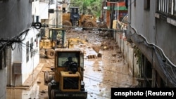 中国广东省梅州蕉岭县的洪水退后工人在清理村庄街道。(2024年6月19日)
