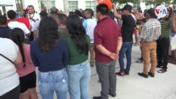 Inmigrantes sin papeles protestan contra la ley del gobernador de Florida: "Somos esenciales"