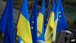 1,5 мільярда євро доходів від заморожених російських активів будуть використані на оборону і відбудову України. Фото: AP