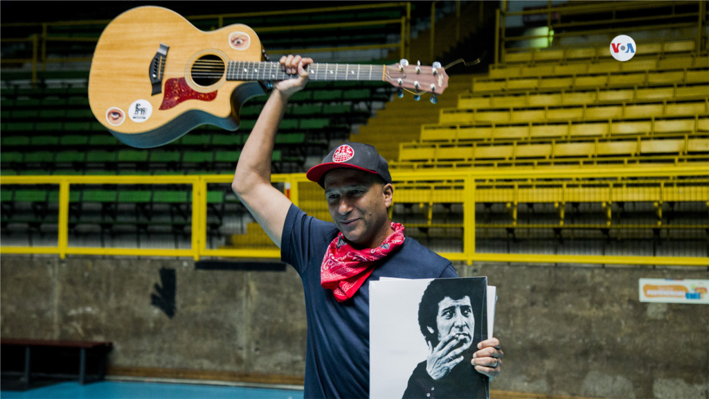 El guitarrista, cantante, compositor y activista político estadounidense Tom Morello, conocido por bandas como Rage Against the Machine y Audioslave, asistió al homenaje a Víctor Jara en Santiago de Chile. [Foto: Nicolás Cortés Guerrero, VOA]