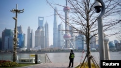 一名保全在上海浦東陸家嘴金融區對岸滿是監視器的公園執勤。（2023年3月7日）
