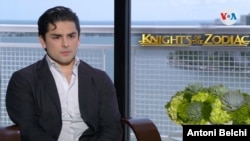 El actor Diego Tinoco durante una entrevista con la Voz de América en Miami, Florida, para presentar la película "Los Caballeros del Zodiaco".
