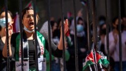 Полицијата на различни кампуси уапси стотици, но студентскиот гнев останува поради поддршката на САД за војната во Газа и финансиските и академските врски на универзитетите со Израел и со производителите на оружје