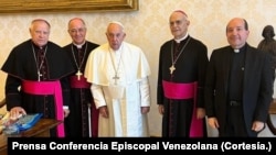 El papa Francisco posa junto a obispos de Venezuela, a quienes recibió en Roma, Italia, comunicó la Conferencia Episcopal Venezolana (CEV) este 3 de junio de 2024.