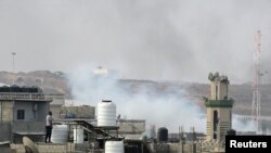 28일 이스라엘의 군사 작전이 계속되는 가자 지구 남부 라파에 연기가 피어오르는 모습을 옥상에 선 팔레스타인 주민이 바라보고 있다.