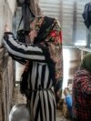FILE - Gadis-gadis Afghanistan menenun karpet di pabrik karpet tradisional di Kabul, Afghanistan, Minggu, 5 Maret 2023. Setelah Taliban berkuasa di Afghanistan, banyak hak-hak dasar perempuan yang dirampas. (AP/Ebrahim Noroozi)