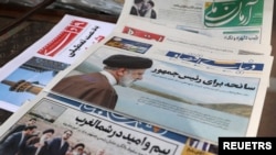 Un periódico con una fotografía del difunto presidente de Irán, Ebrahim Raisi, se ve en Teherán, Irán, el 20 de mayo de 2024.